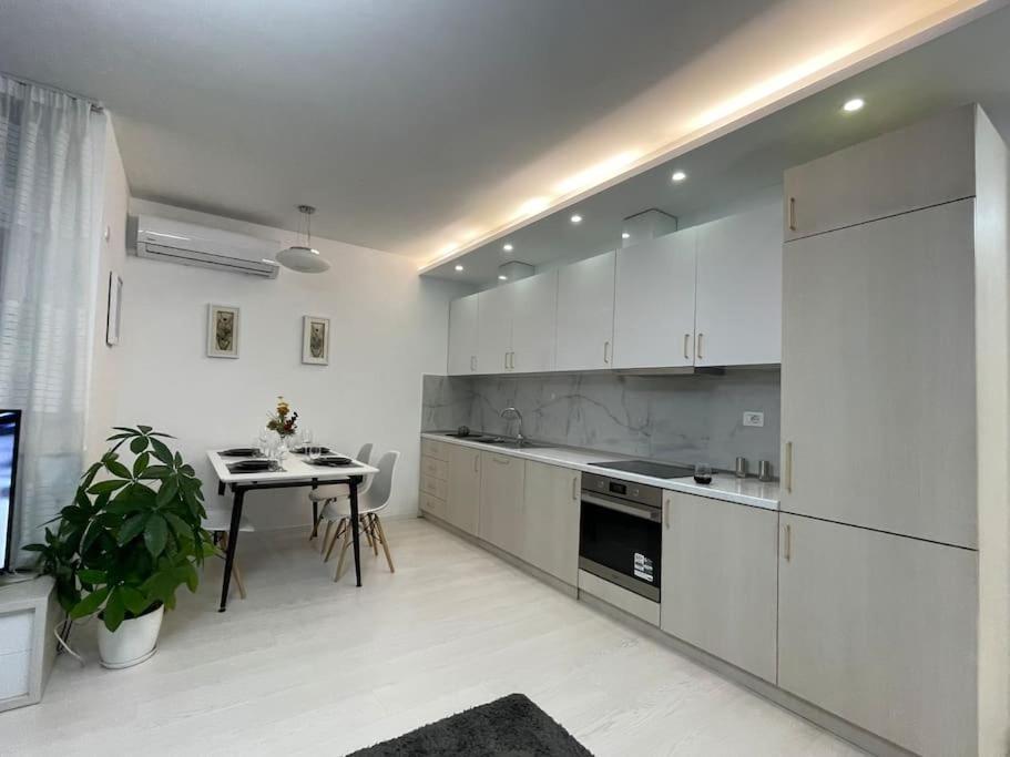 Modern Apartment At Train Station Tirana Esterno foto