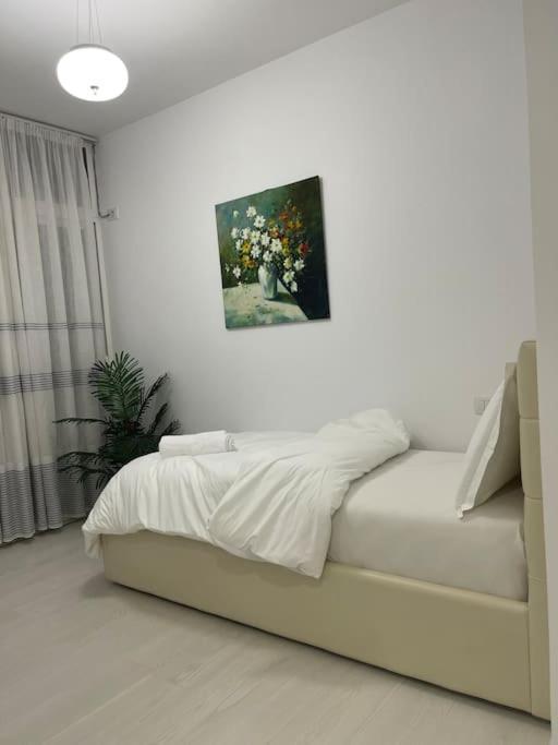 Modern Apartment At Train Station Tirana Esterno foto