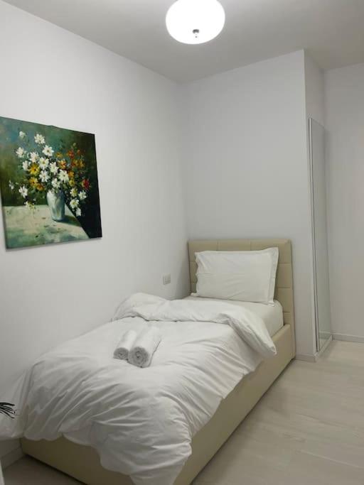 Modern Apartment At Train Station Tirana Esterno foto